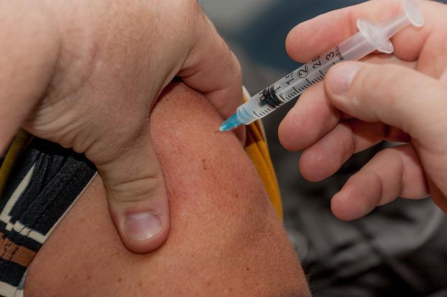 Skutki uboczne po szczepieniu na grypę (i jak je złagodzić)